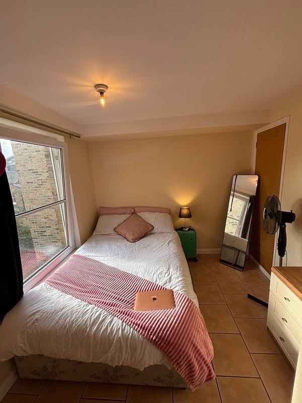 Flat Silverthorne Road in Greater London