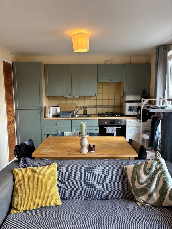 Flat Silverthorne Road in Greater London