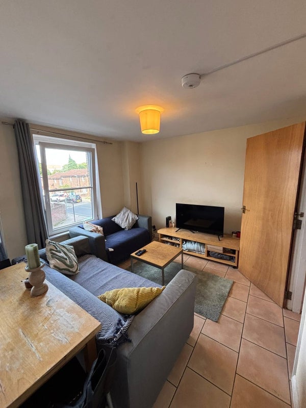 Flat Silverthorne Road in Greater London