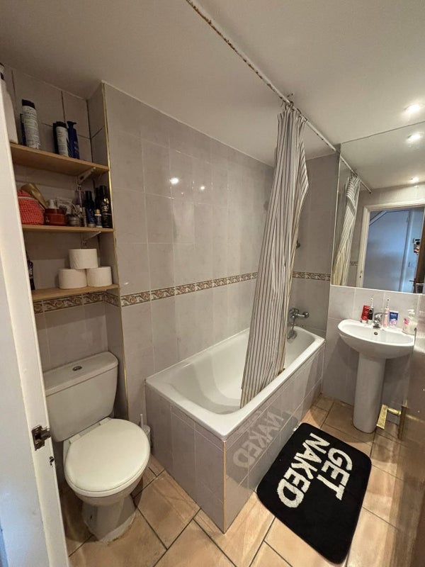 Flat Silverthorne Road in Greater London