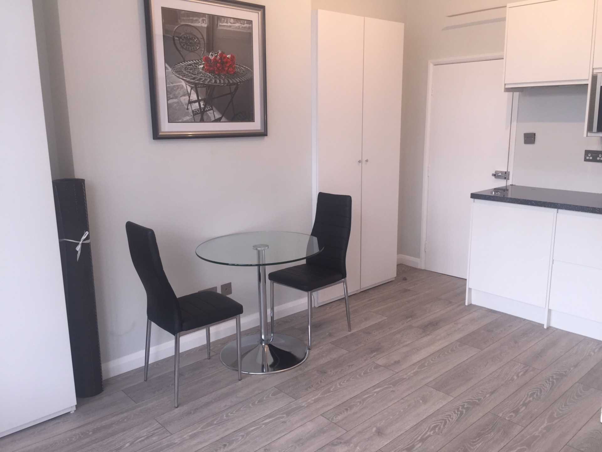 Flat Dordrecht Road in Greater London
