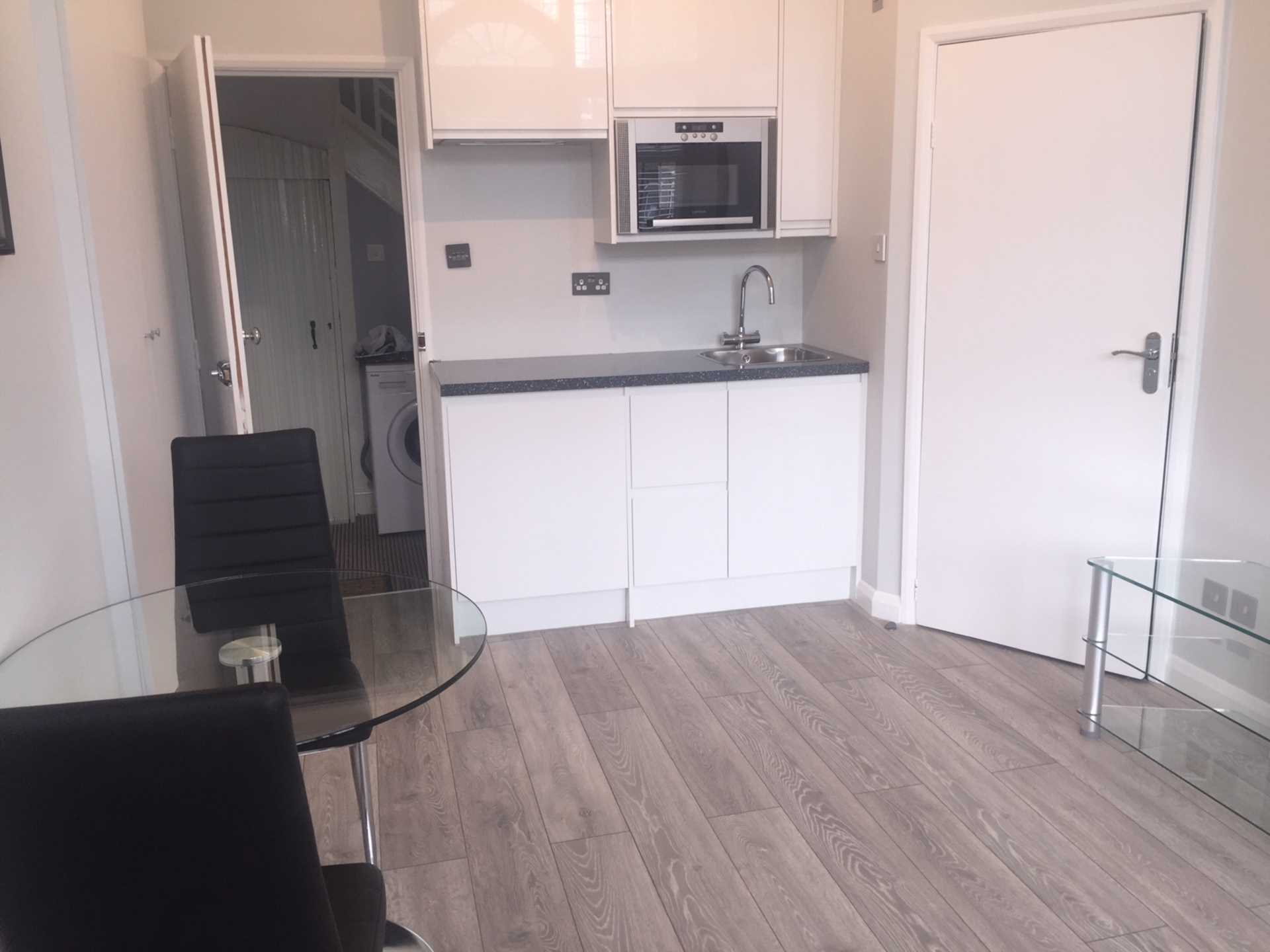 Flat Dordrecht Road in Greater London