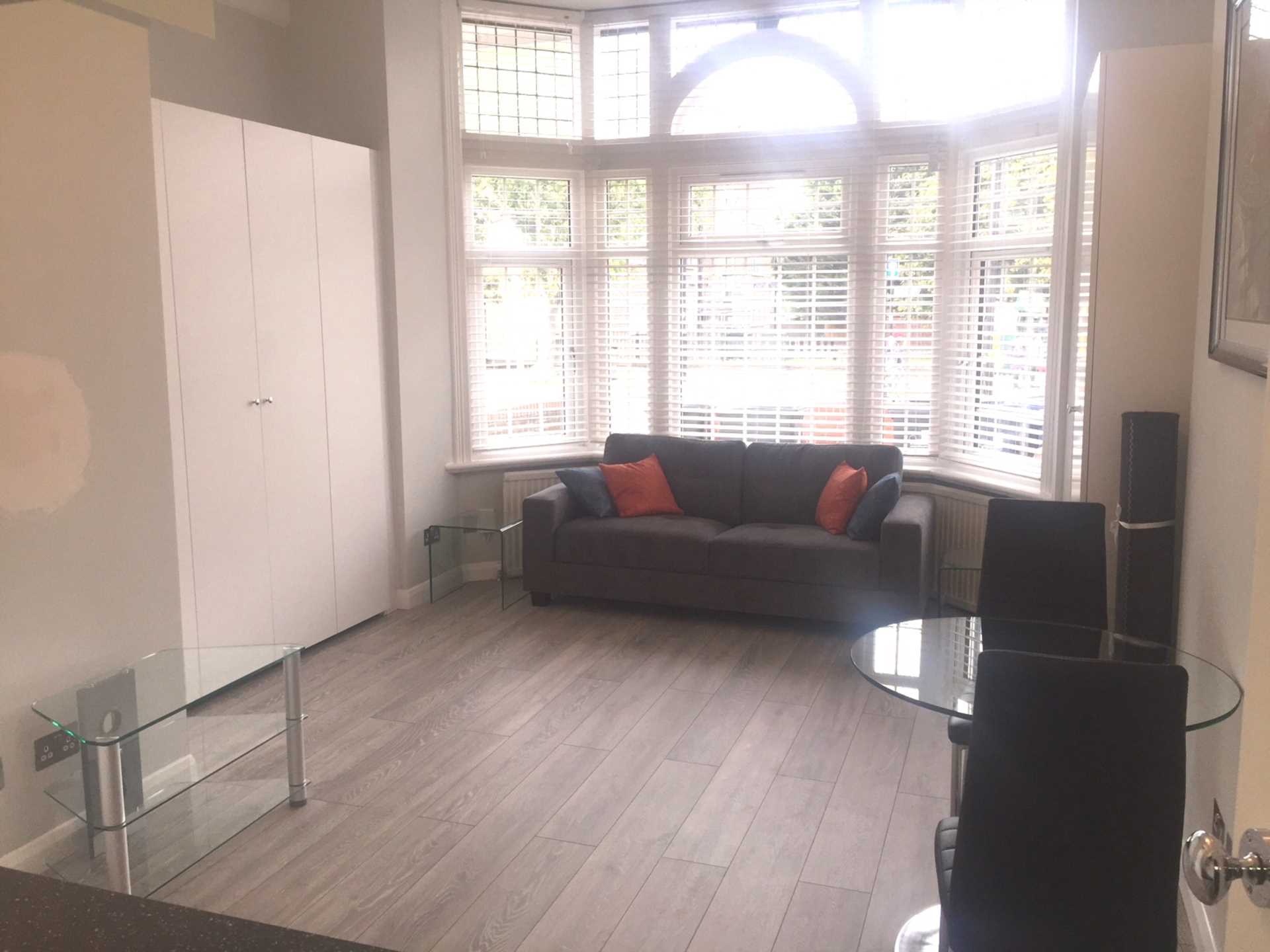 Flat Dordrecht Road in Greater London