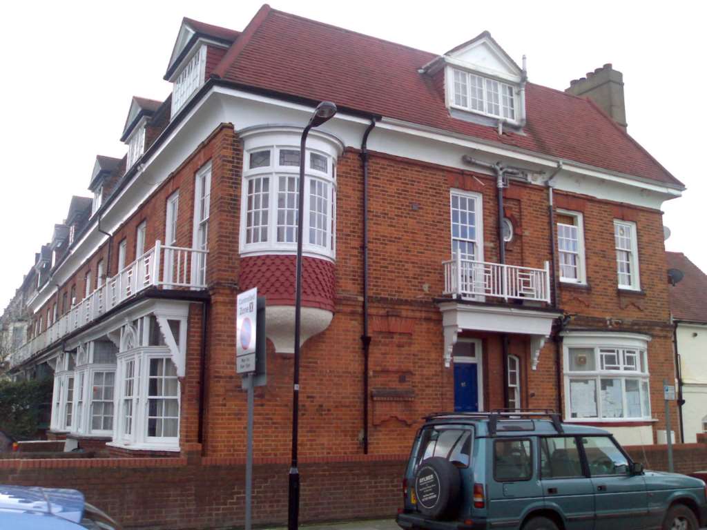 Flat Dordrecht Road in Greater London