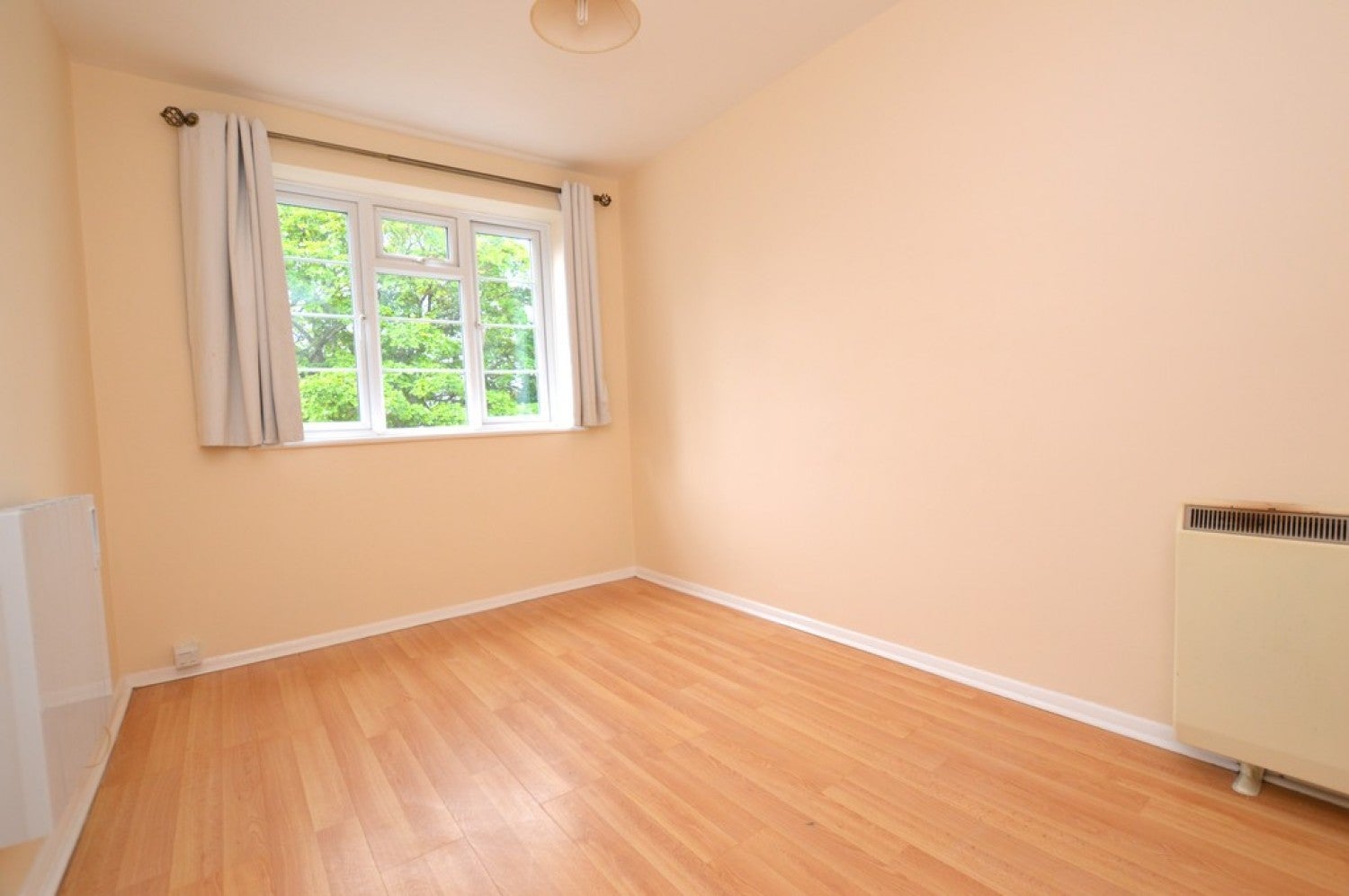 Flat Oriental Road in Woking