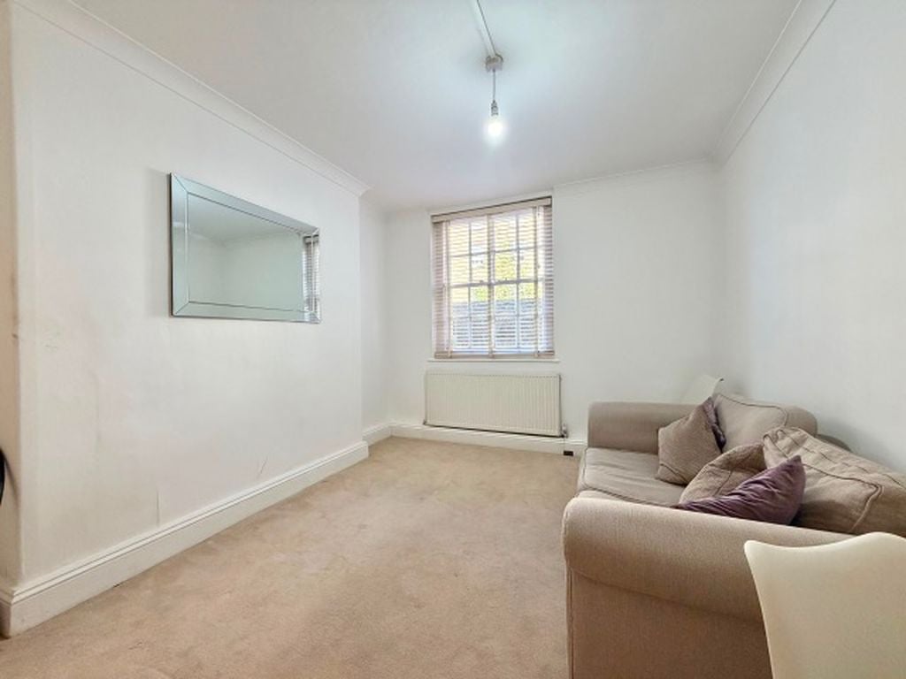 Flat Cressy Court in Greater London