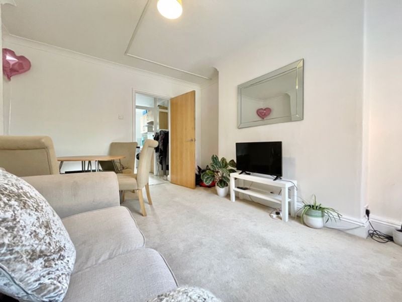 Flat Hannibal Road in Greater London
