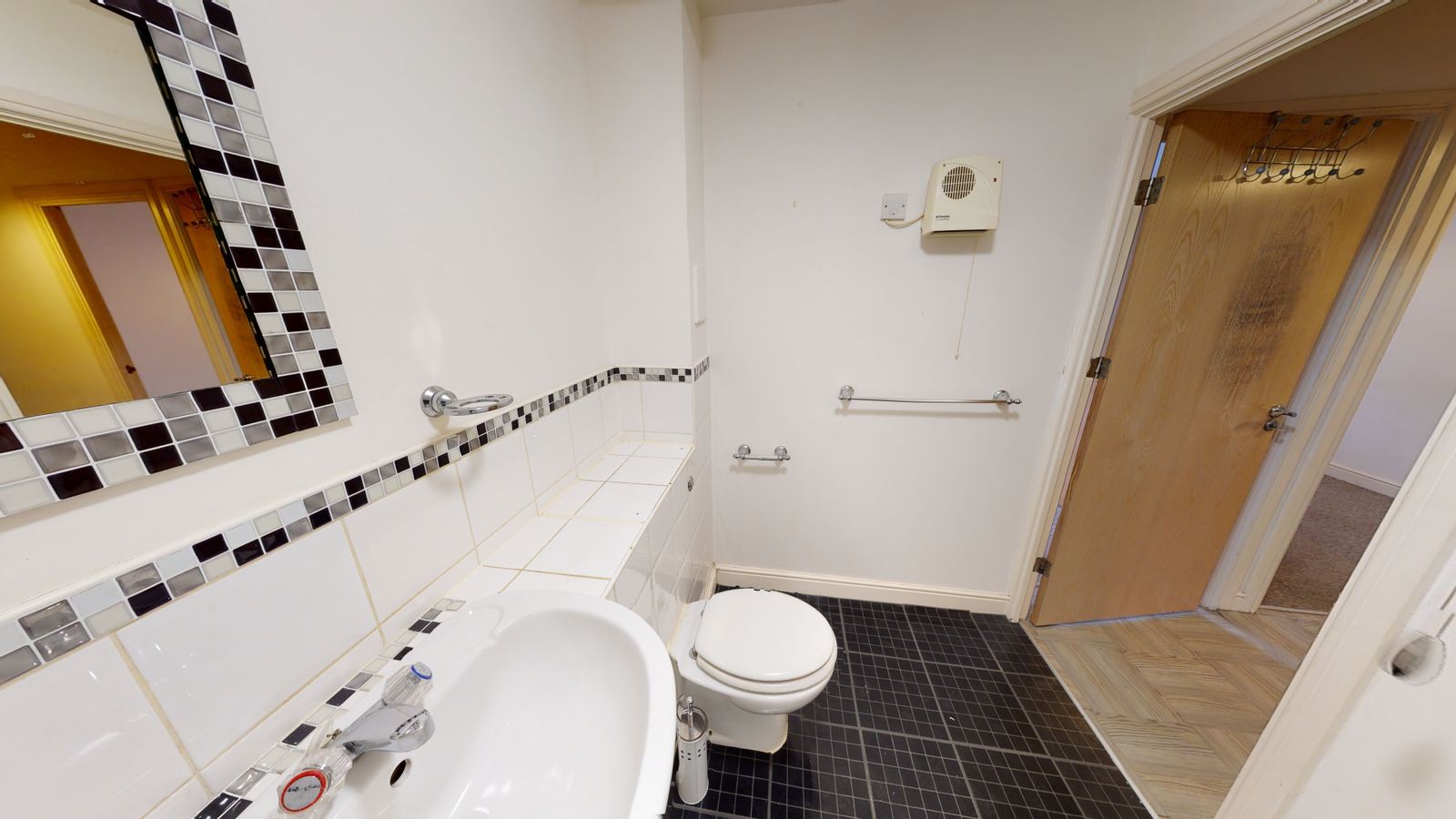 Flat Melling Drive in Greater London