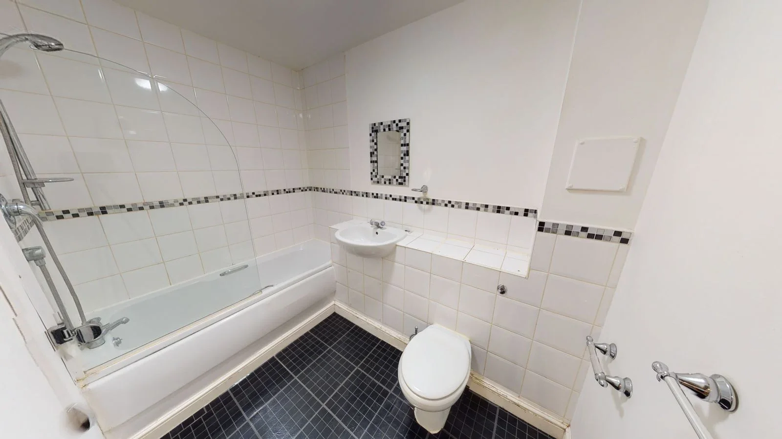 Flat Melling Drive in Greater London