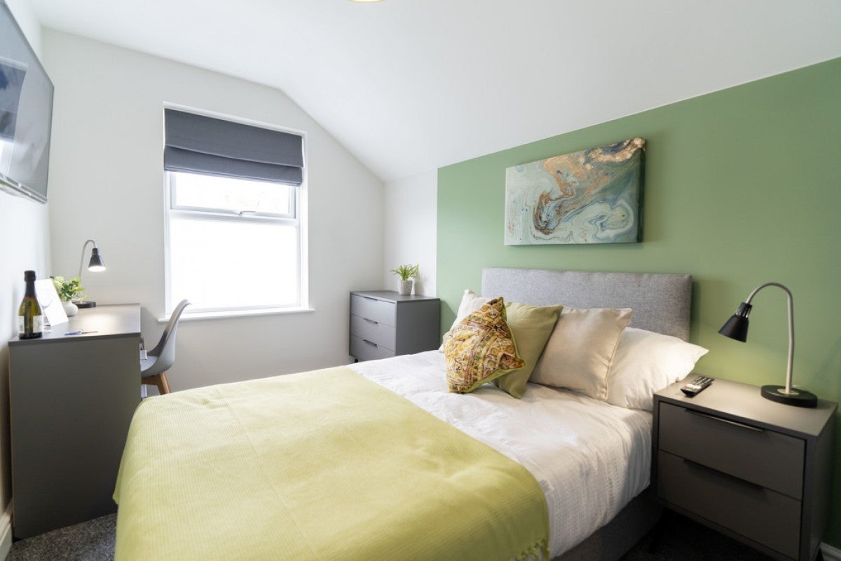 Room South View Avenue in Reading