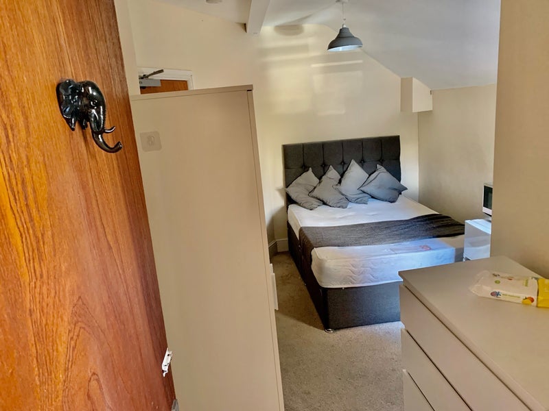 Room St Peter's Street in Greater London