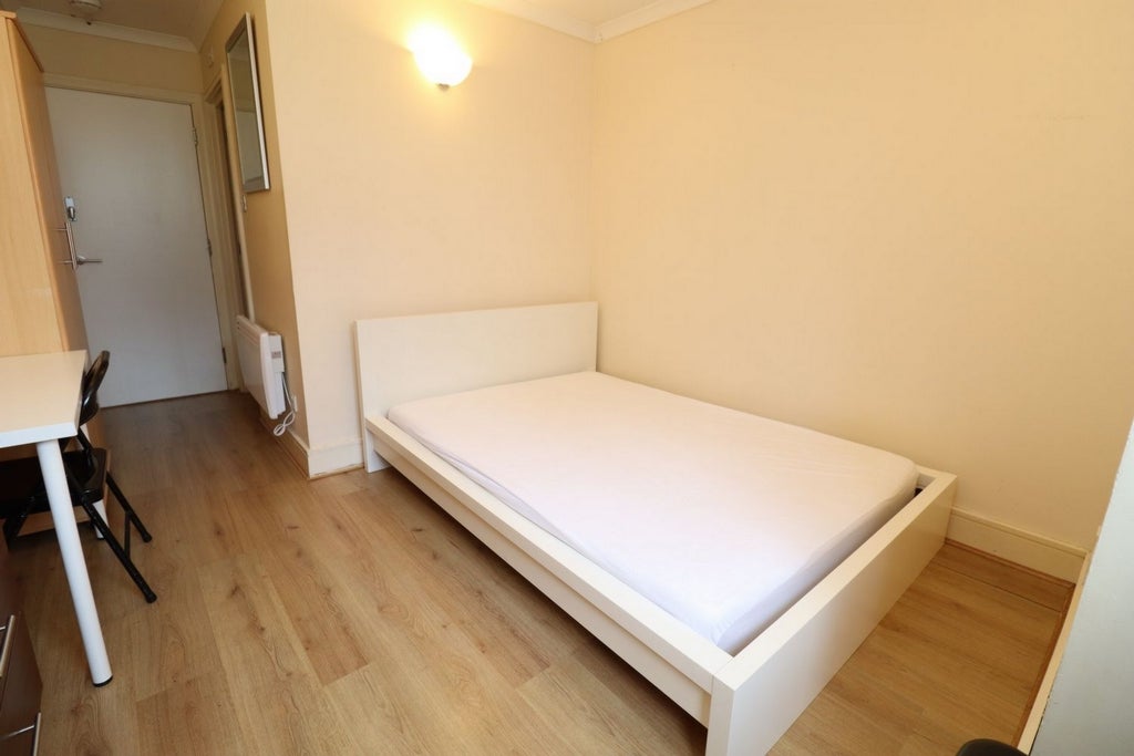 Room Globe Road in Greater London