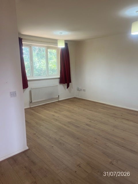 Flat Whittle Close in Greater London