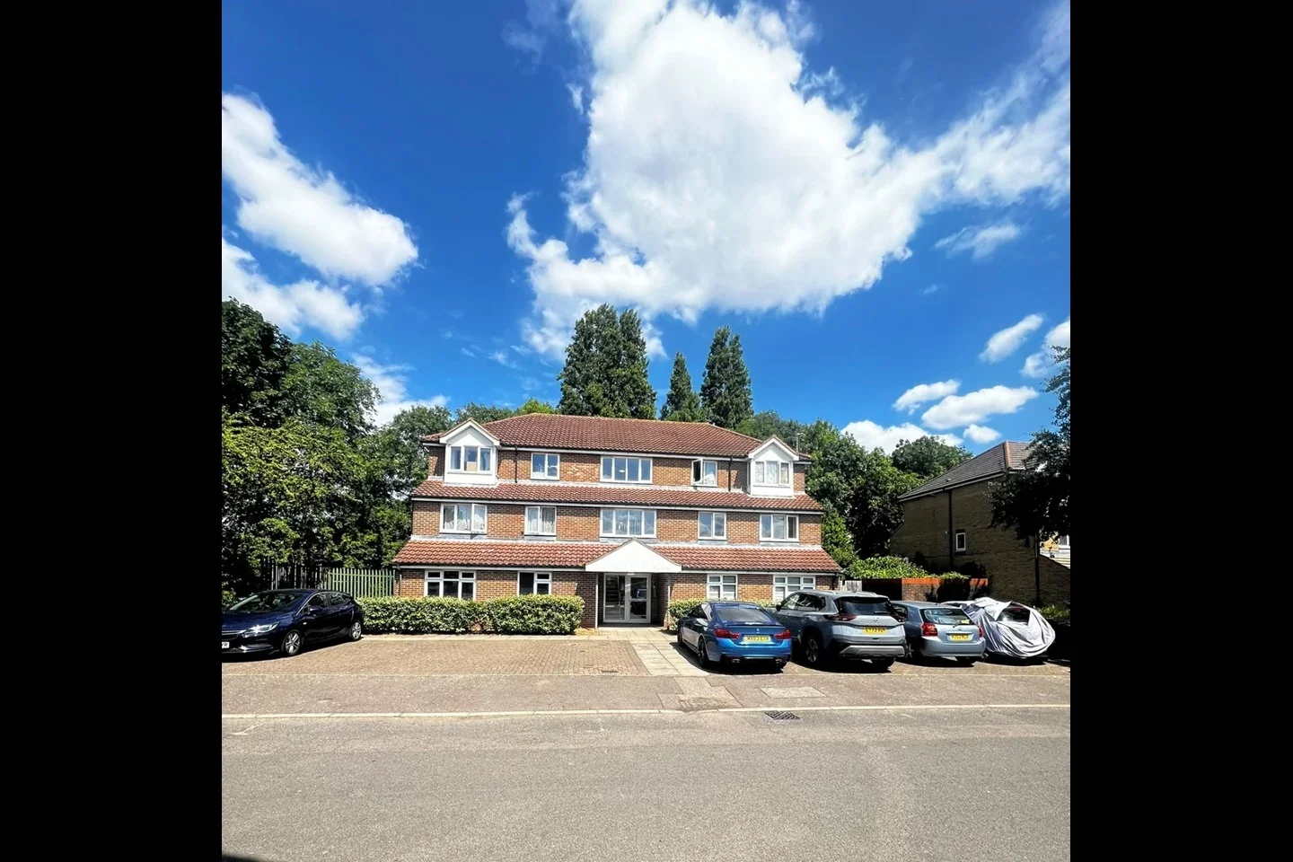 Flat Whittle Close in Greater London