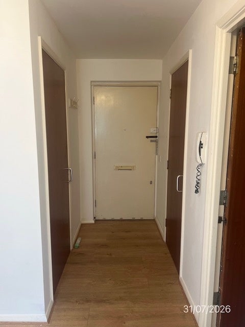 Flat Whittle Close in Greater London