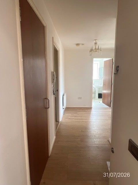 Flat Whittle Close in Greater London