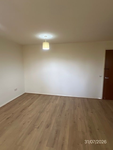 Flat Whittle Close in Greater London