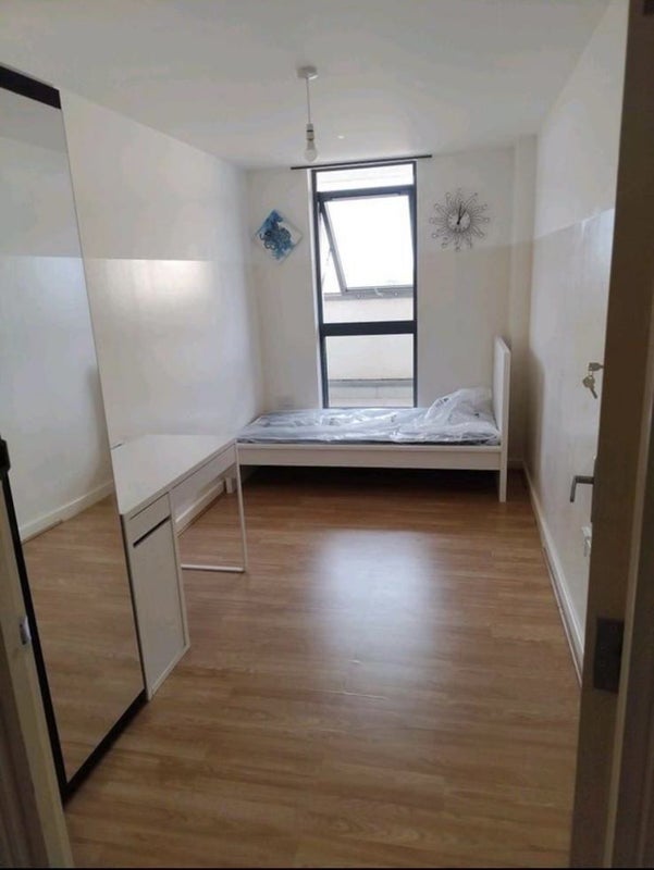 Room Jarrow Way in Greater London
