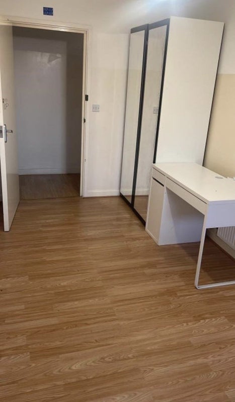 Room Jarrow Way in Greater London