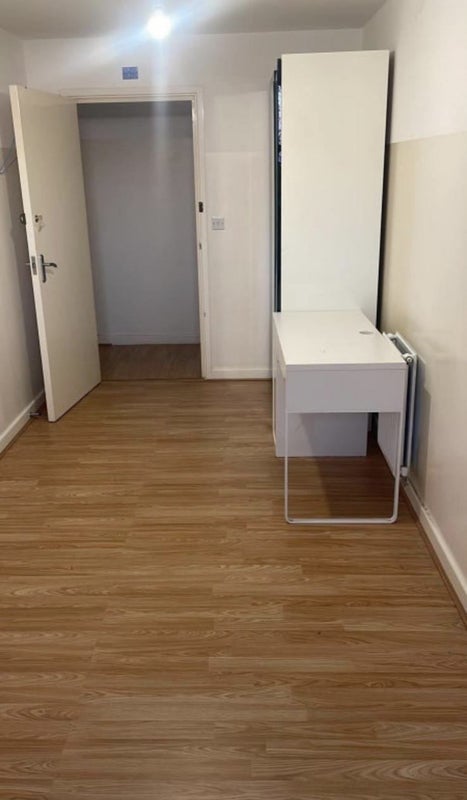 Room Jarrow Way in Greater London