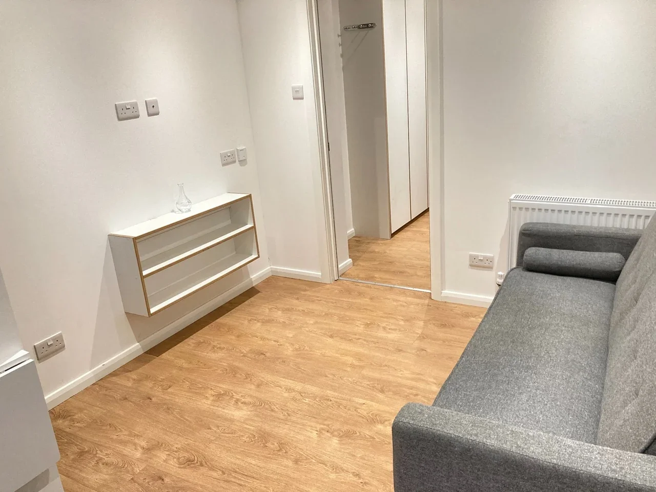 Flat Oldfield Lane South in Greater London