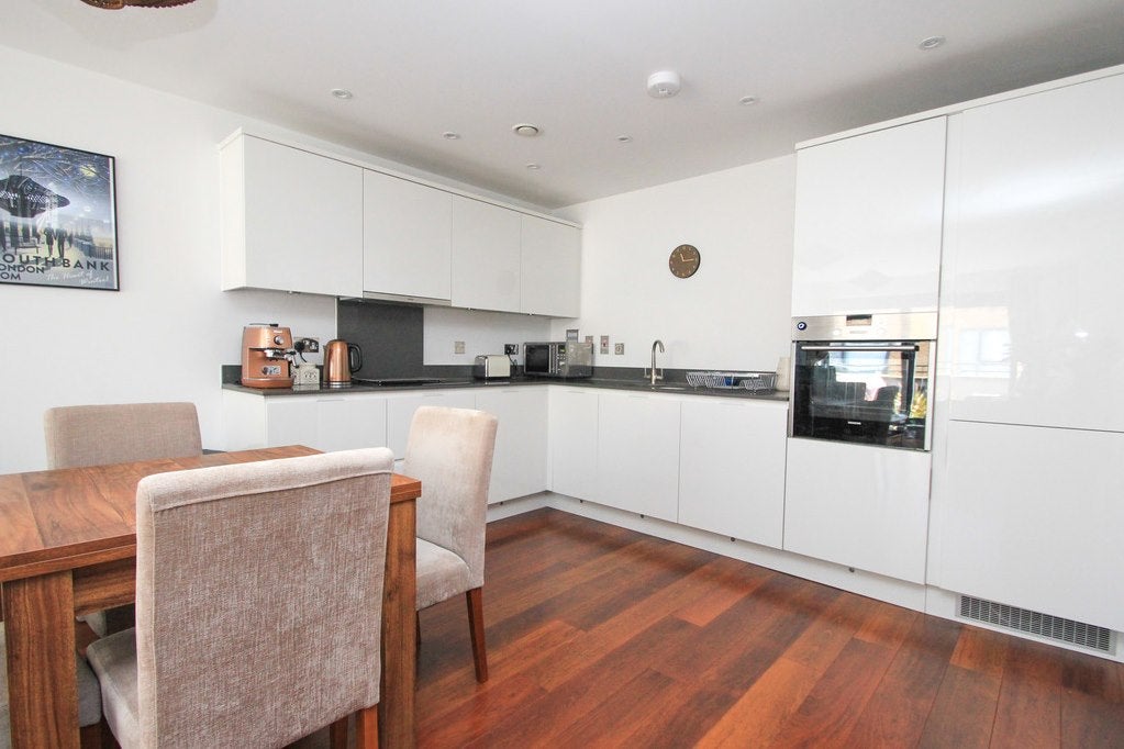 Flat Victoria Road in Greater London