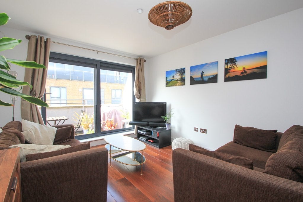 Flat Victoria Road in Greater London