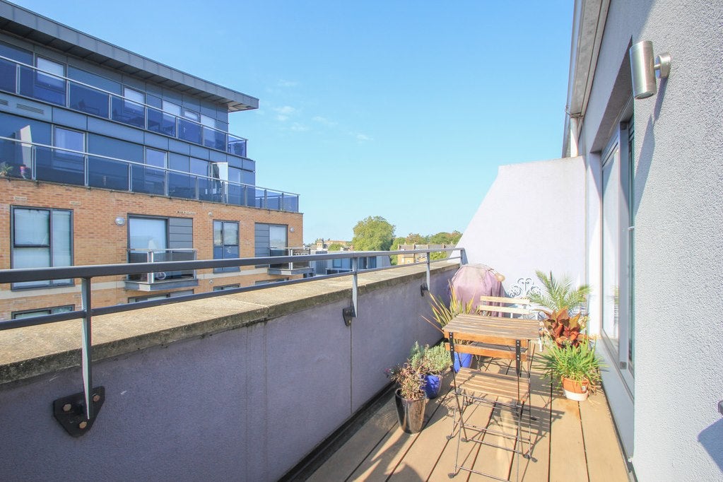 Flat Victoria Road in Greater London