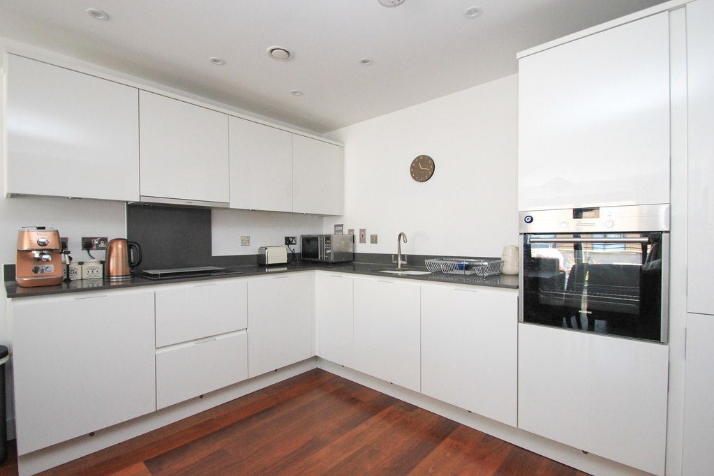 Flat Victoria Road in Greater London