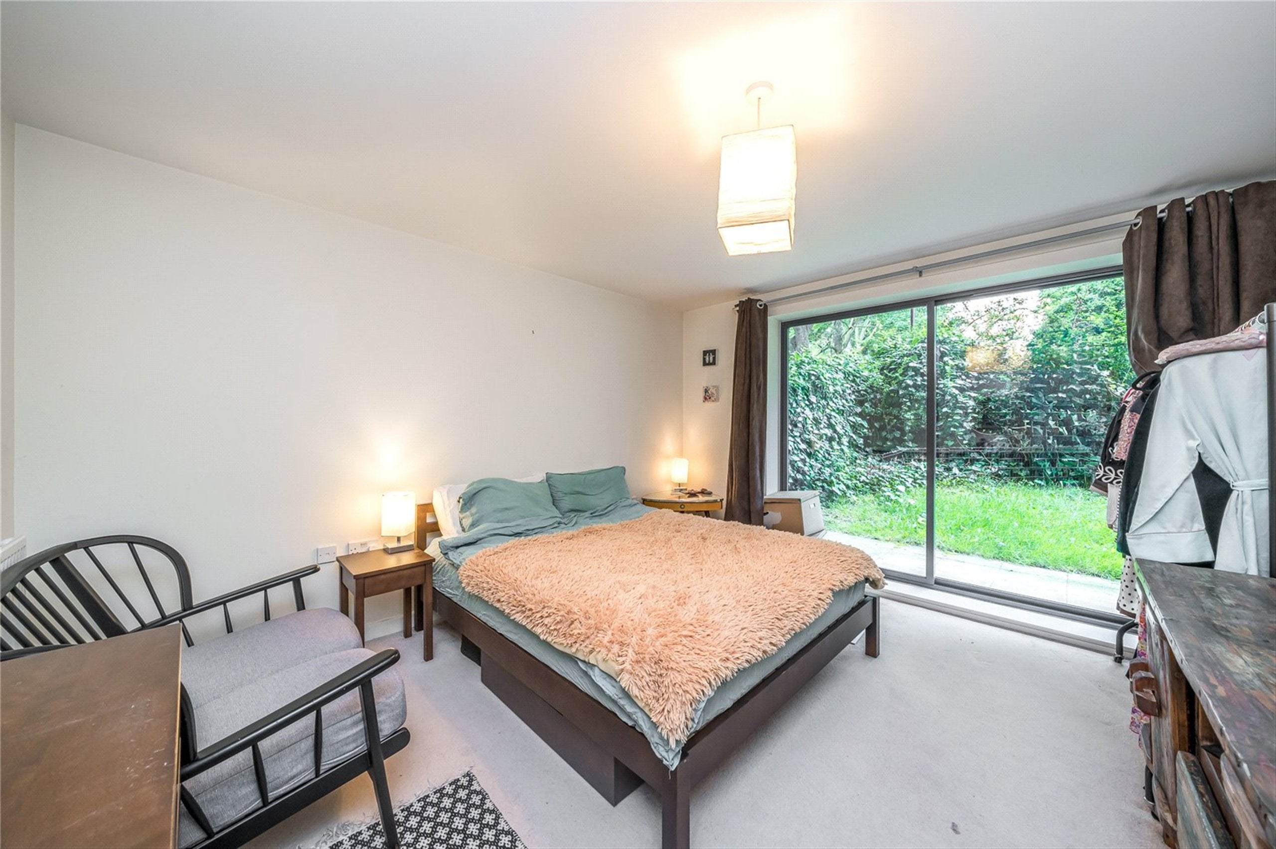 Flat Hicken Road in Greater London