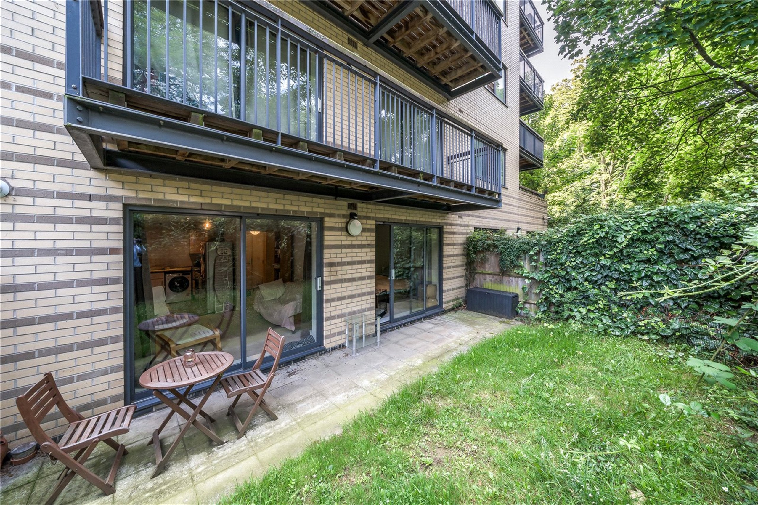 Flat Hicken Road in Greater London