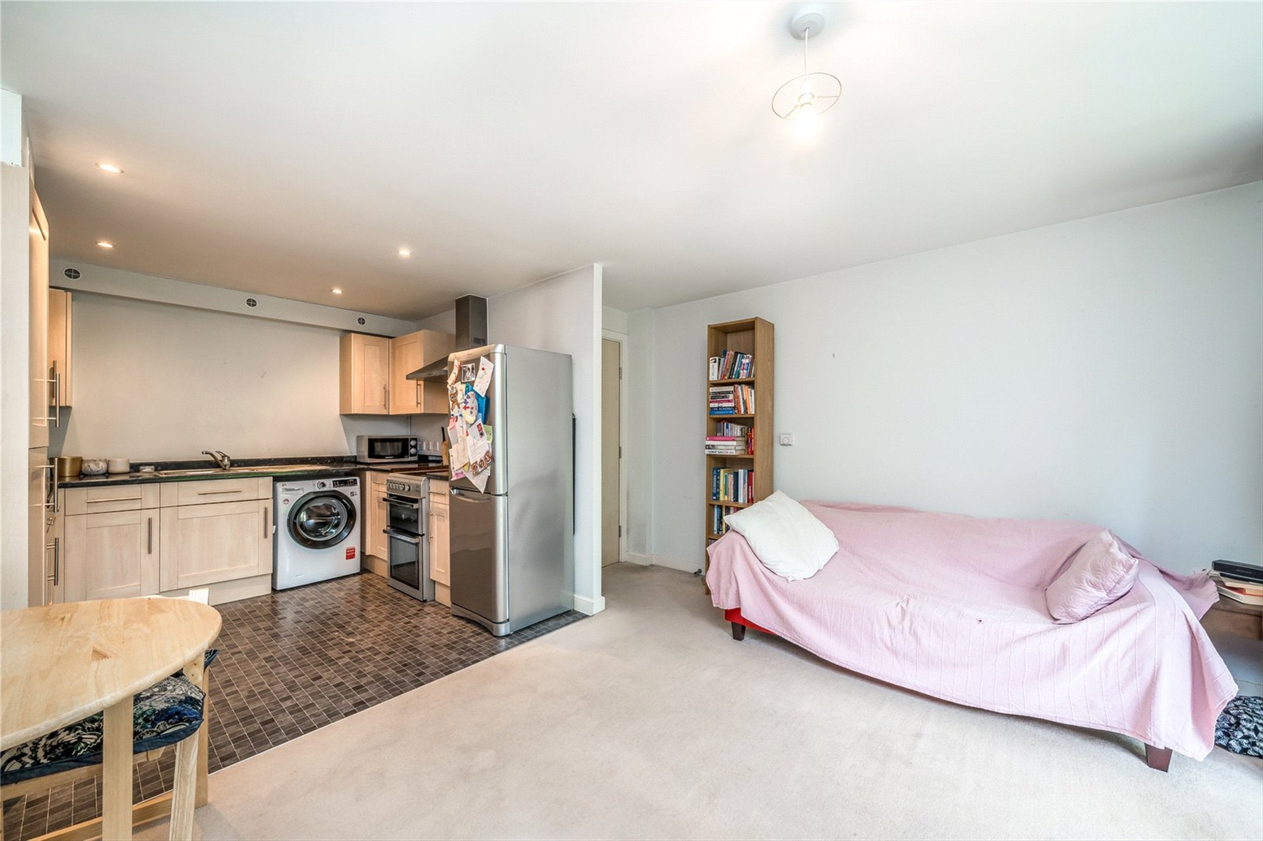 Flat Hicken Road in Greater London