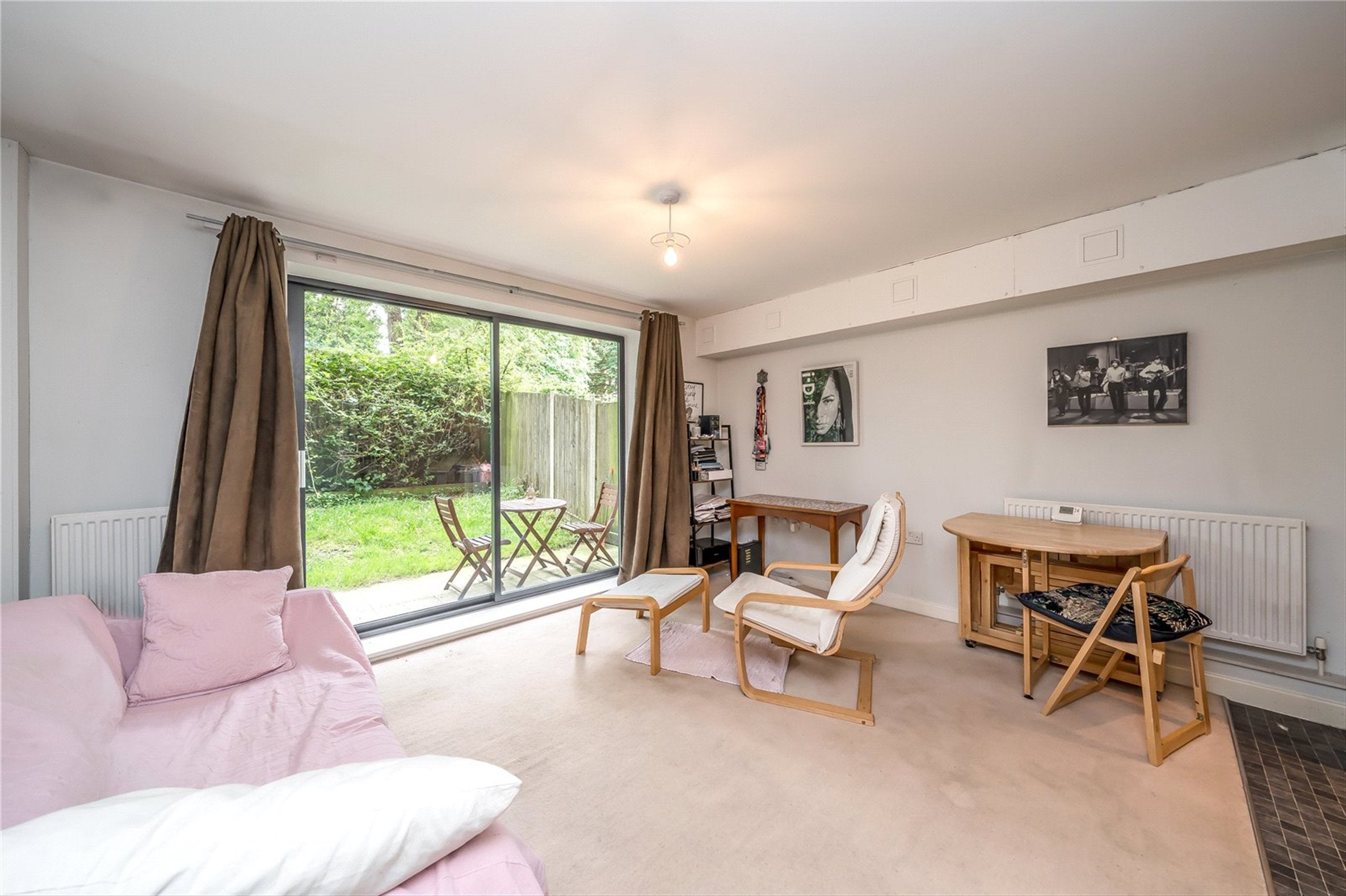 Flat Hicken Road in Greater London