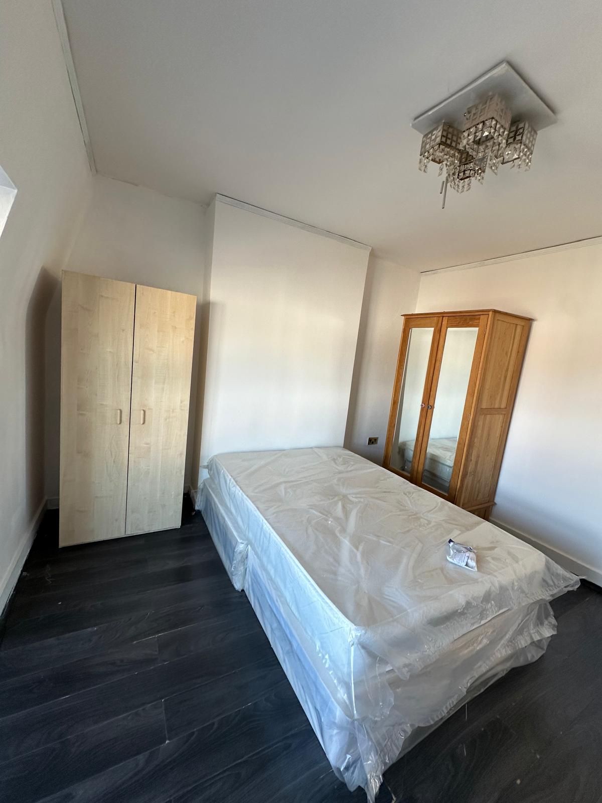Flat Effingham Road in Greater London
