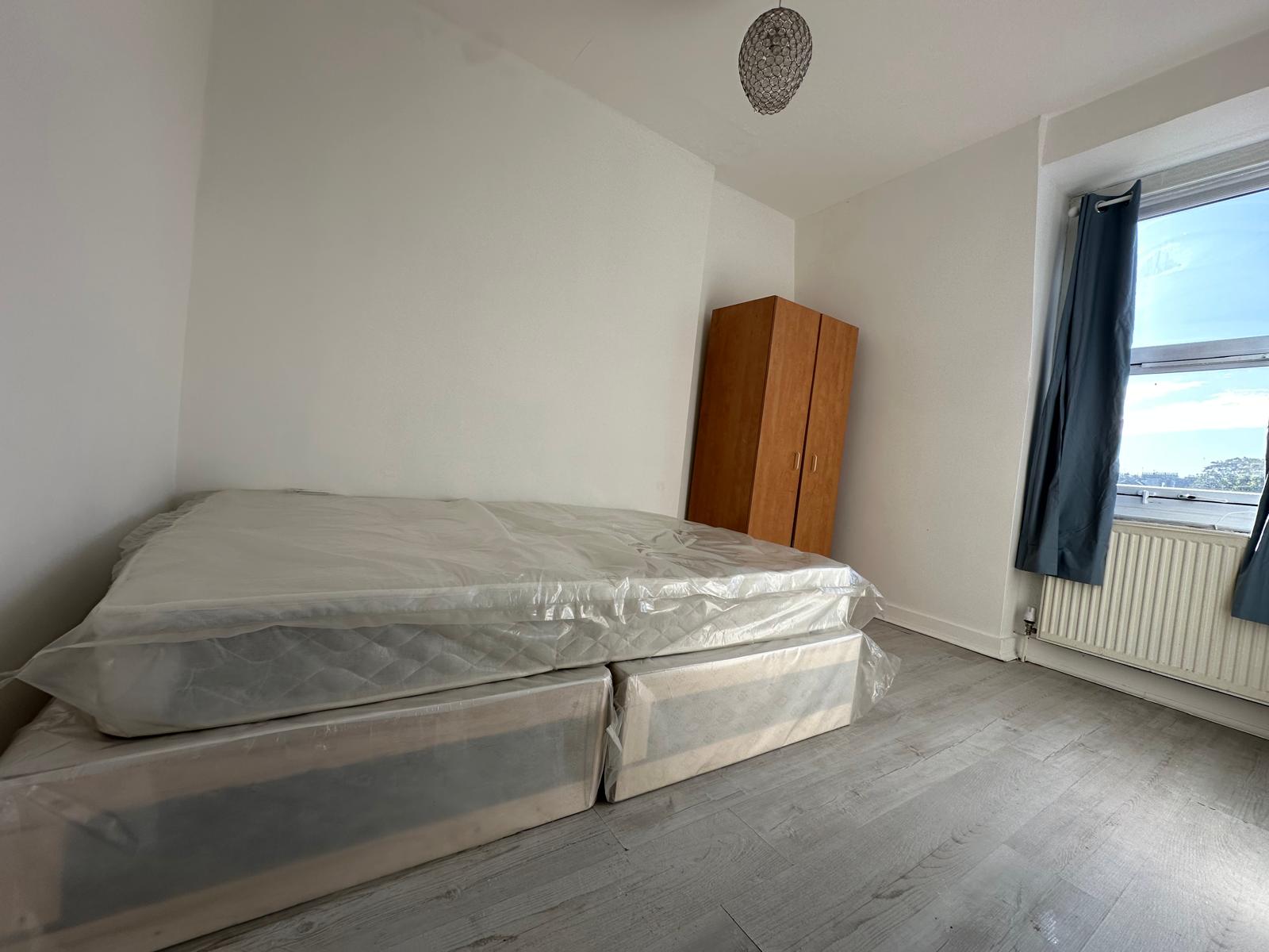 Flat Effingham Road in Greater London