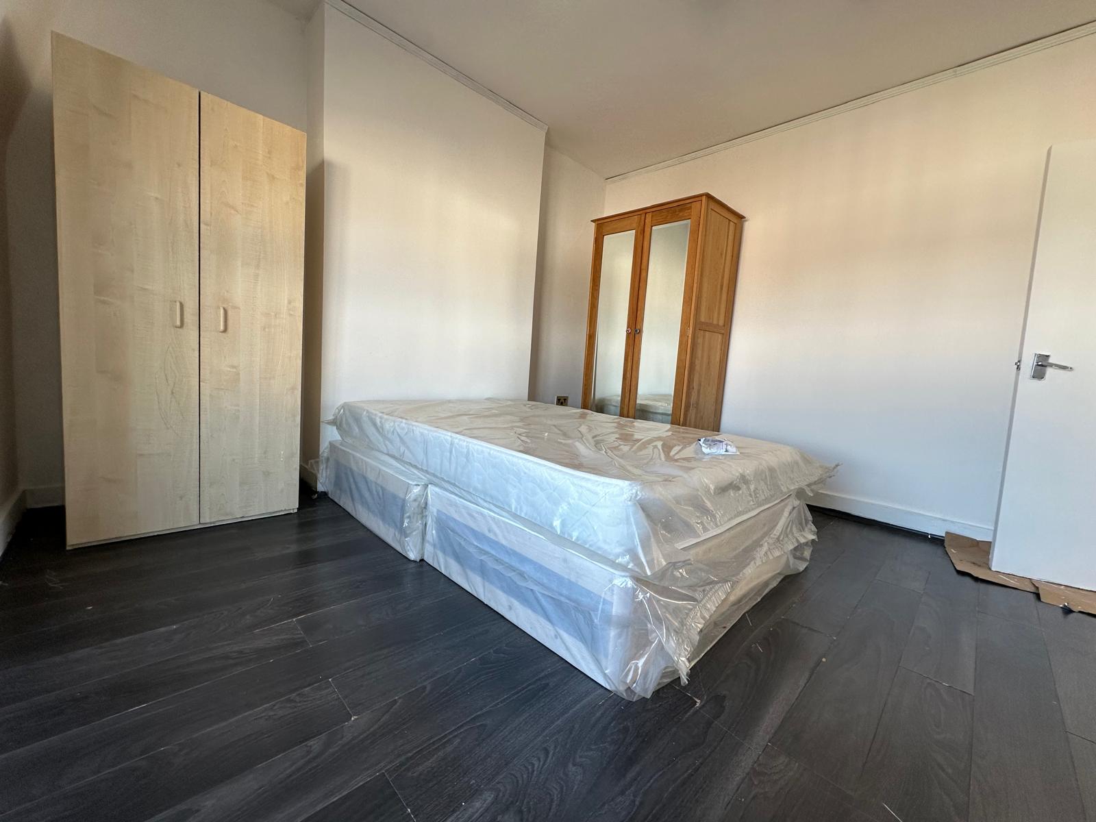 Flat Effingham Road in Greater London