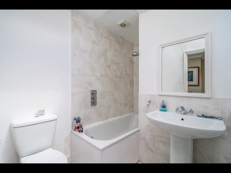 Room Tetcott Road in Greater London