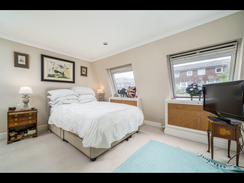 Room Tetcott Road in Greater London