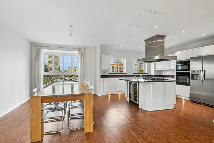Flat Lawn House Close in Greater London