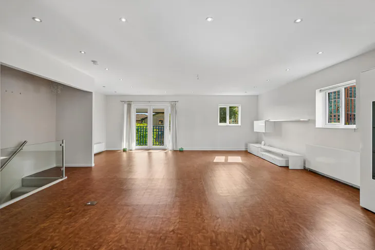 Flat Lawn House Close in Greater London