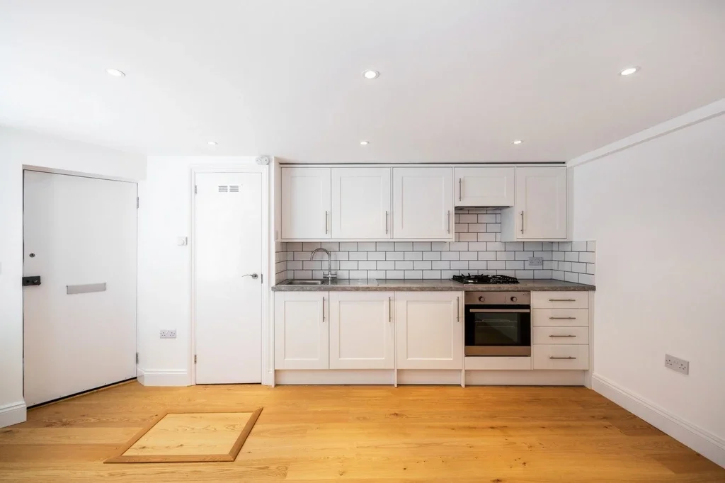 Flat Sotheby Road in Greater London