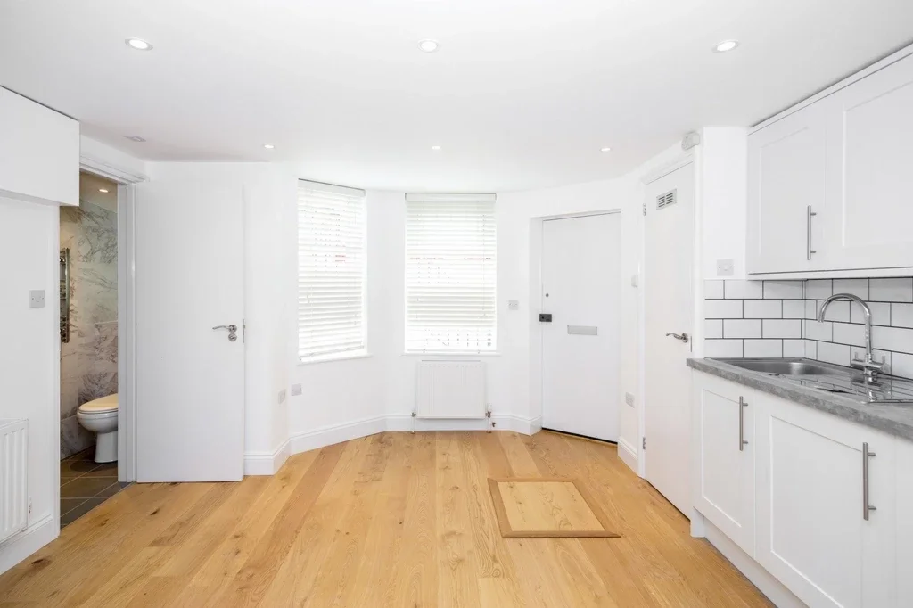 Flat Sotheby Road in Greater London