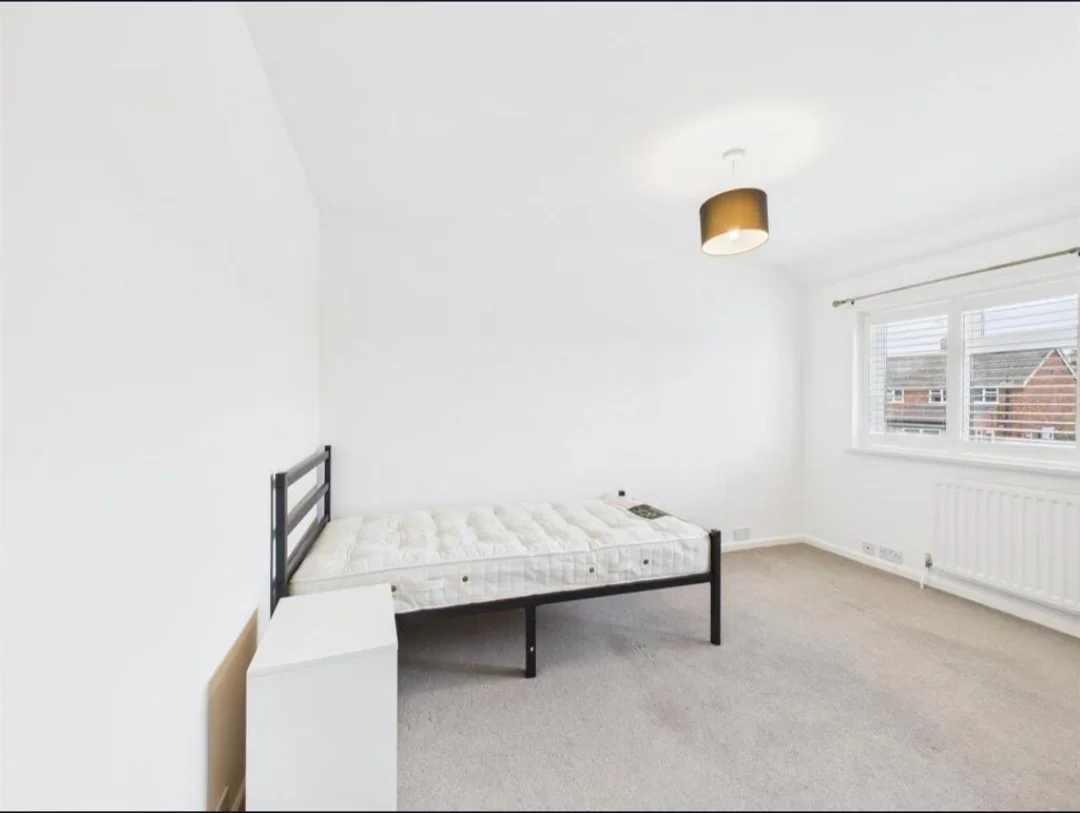 Room Ingram Avenue in Aylesbury