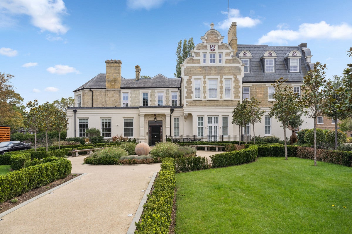 Flat Latchmere Close in London