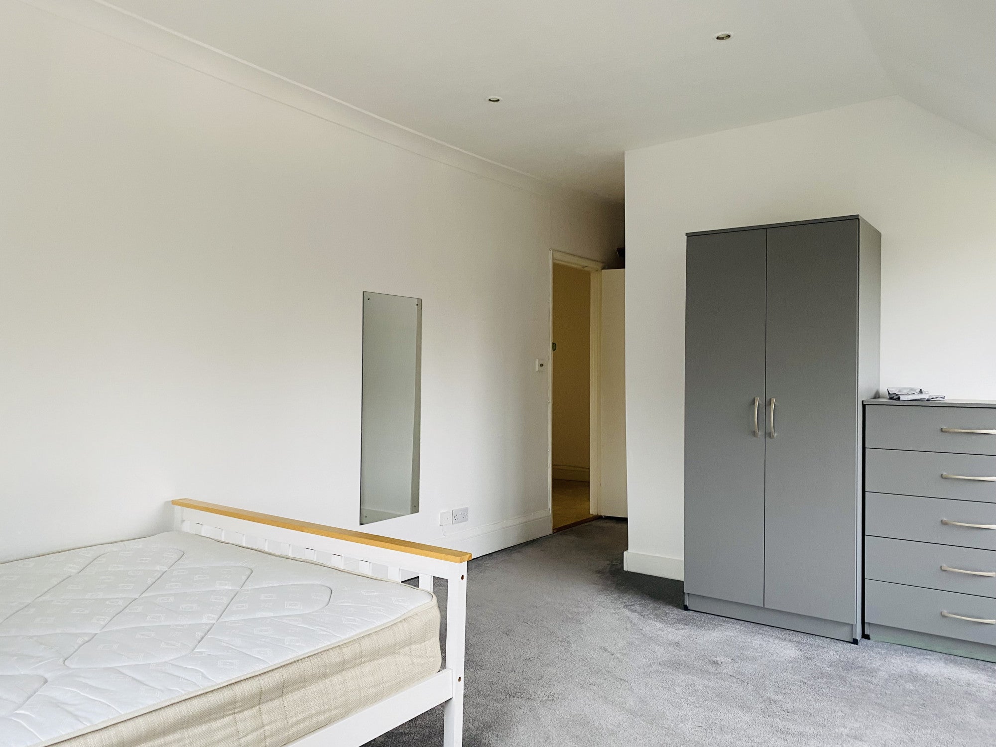 Room Elm Grove Road in Greater London