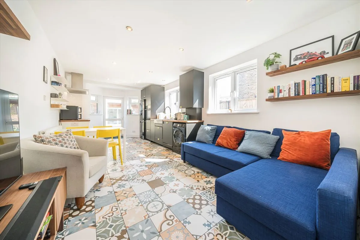 Flat Cuckoo Lane in Greater London