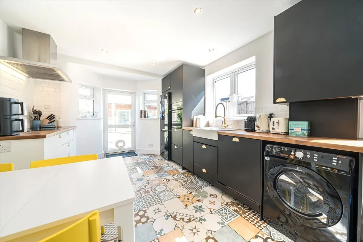 Flat Cuckoo Lane in Greater London