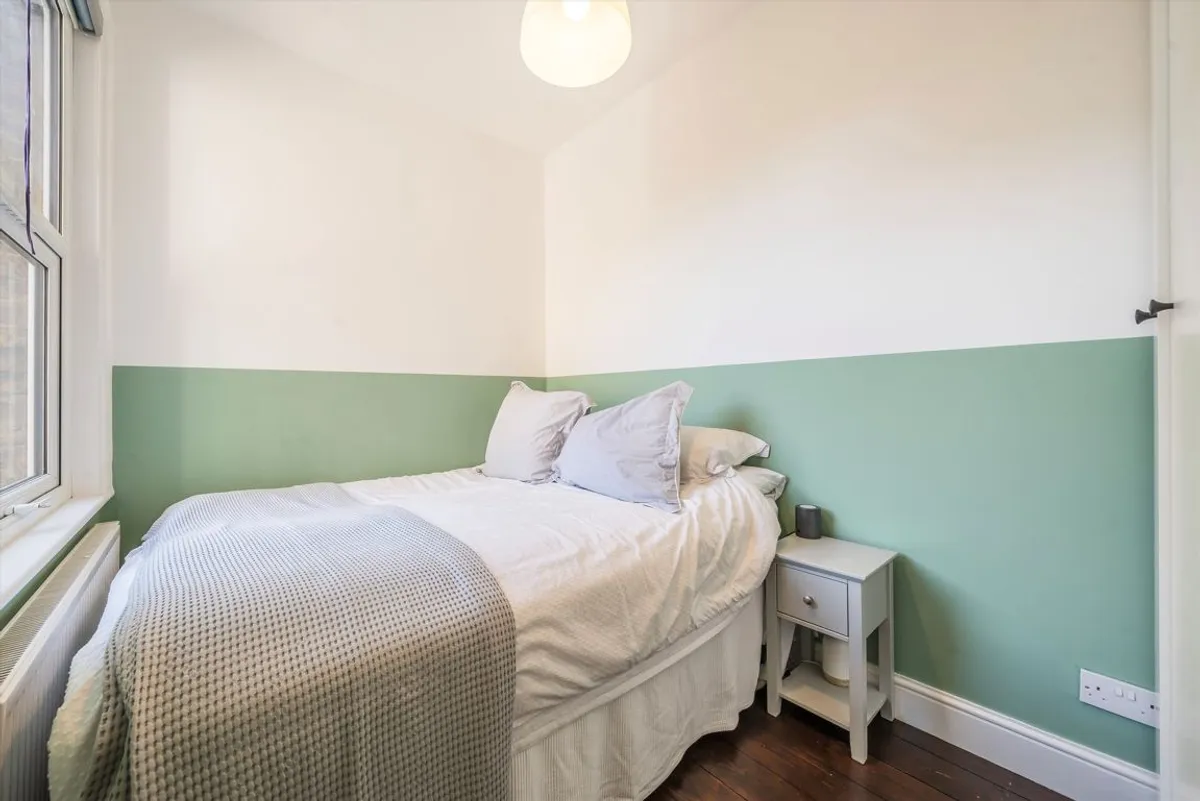 Flat Cuckoo Lane in Greater London