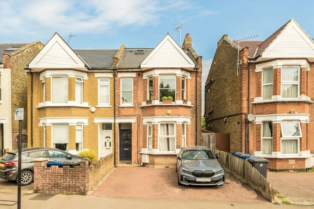 Flat Cuckoo Lane in Greater London