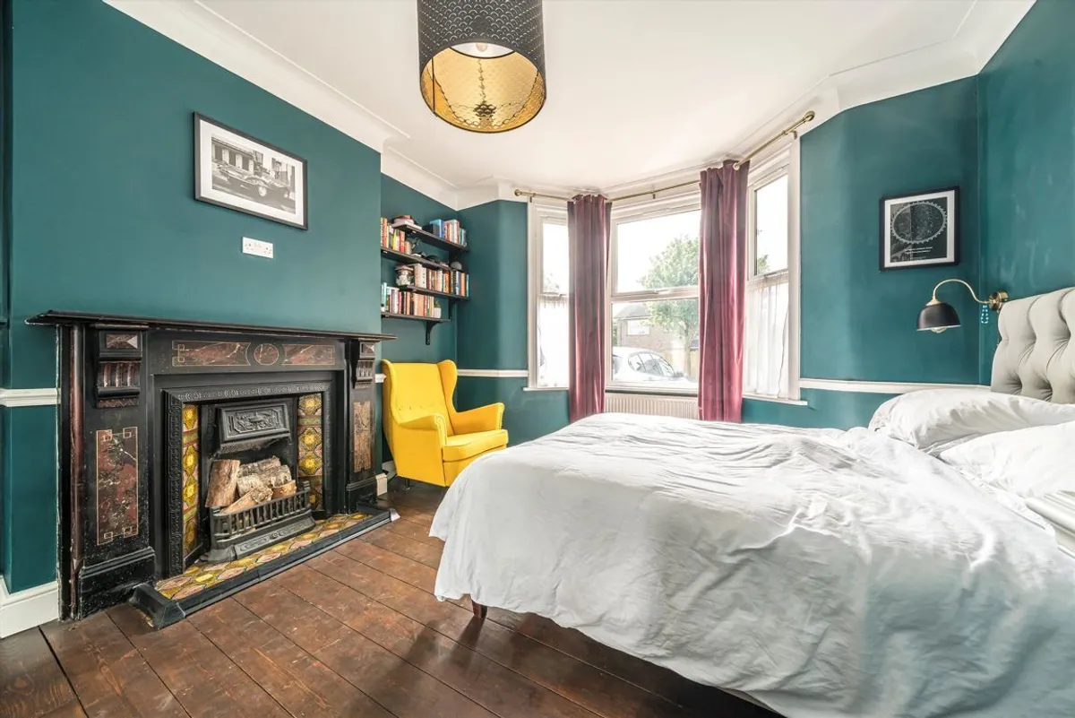 Flat Cuckoo Lane in Greater London